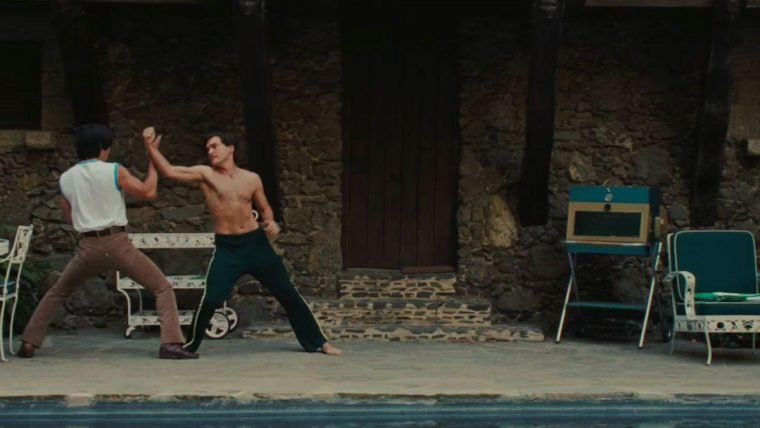 Bruce Lee e Sebring lutando à beira de uma piscina no trailer de Era Uma Vez em Hollywood