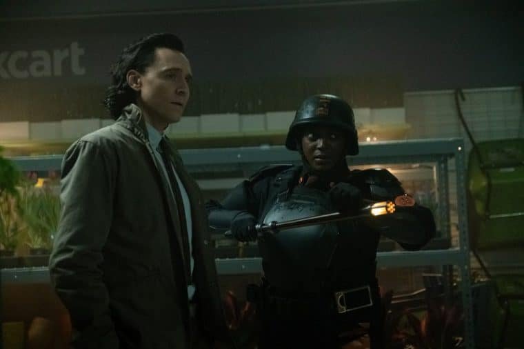 Tom Hiddleston e Wunmi Mosaku no segundo episódio de Loki
