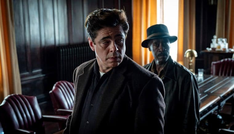 Benicio Del Toro e Don Cheadle em Nem Um Passo em Falso (Divulgação/HBO Max)