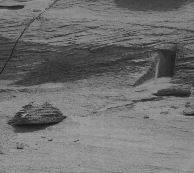Foto de Marte que parece mostrar uma porta