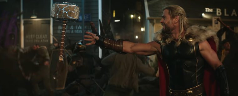 Thor e Mjolnir em Amor e Trovão