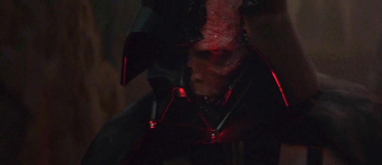 O corte no capacete de Vader é algo que adiciona ao conceito da dupla personalidade no personagem vista nessa cena